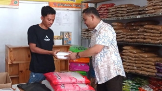 Berbagi Nasi Kotak di Depan Balai Perjuangan Kota Jambi BerBudi